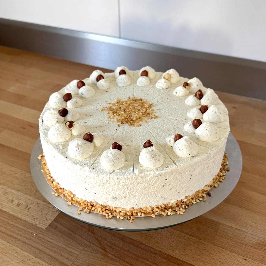 Haselnusstorte "Nussige Verführung" | Naschglück Haselnusstorte "Nussige Verführung" | Naschglück